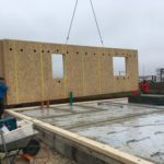 Die erste Wand wird montiert